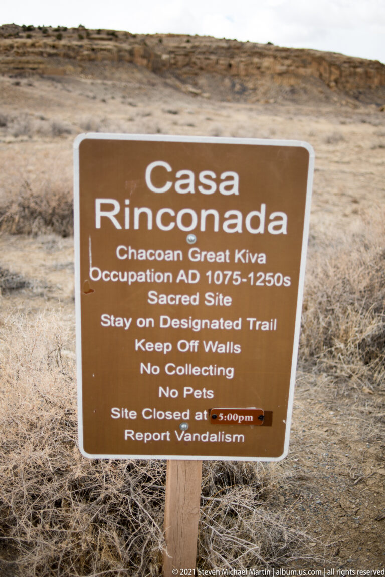 A brown sign names Casa Rinconada as a Chacoan Great Kiva and gives an occupation date range and trail rules.
