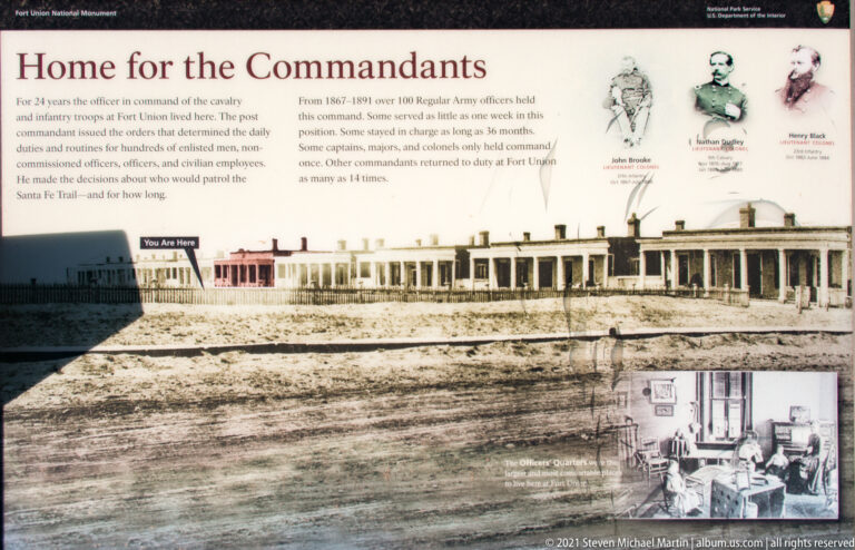 Panel titled “Commandants” displays historical portraits, building photographs, and explanatory text blocks.