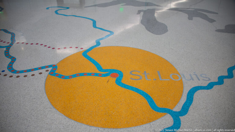 The label St. Louis sits on an orange circle amid blue rivers and a dotted route.