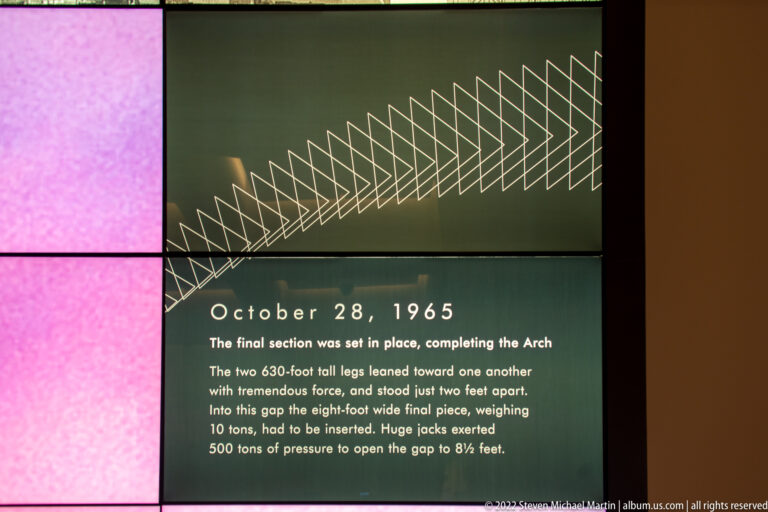 A Gateway Arch exhibit panel marks October 28, 1965, with a diagram of the final section joining the arch legs.