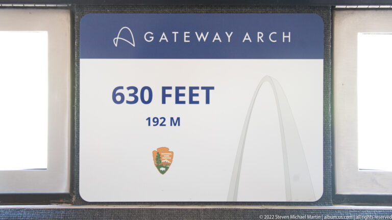 A Gateway Arch sign gives its height as 630 feet and 192 meters, with a faint arch outline and NPS emblem.