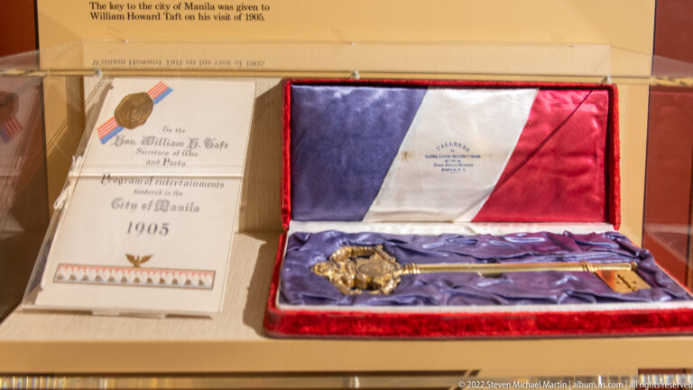 A ceremonial key and small tricolor flag sit in a red case beside a document bearing Taft’s name.